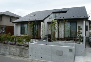 ガーデンルームと石貼りのテラス：仙台市　N様邸